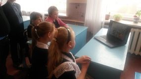В 5 классе 6 апреля 2018 года пршёл классный час на тему «Полезные и вредные продукты питания» (Классный руководитель Шумская Е.Н.)