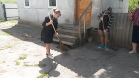 Девятиклассницы подмели во дворе Бутенко Н.И.
