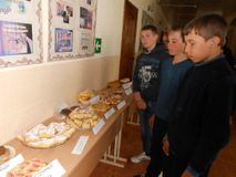 Парни из 7 и 8 классов знакомят со своими "Кулинарными изделиями". Классный руководитель Макарова О.А.