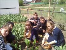 04.05.2017 г. проведена акция "Память". Участники клуба "Поиск" под руководством Лесняк В.Б. убрали у памятника в х.Ст-Савченском и высадили цветы 