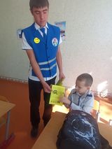 Вручаем памятки "Засветись!"