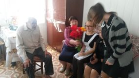 В рамках празднования 72-й годовщины Победы в Великой Отечественной войне 1941–1945 годов в МБОУ Степано-Савченской ООШ проводится месячник волонтерского движения. Учащиеся 9 класса (классный руководитель Лесняк В.Б.) навестили ветерана Вов Бутенко Н.И. 